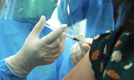 Tiêm vaccine cho đội ngũ tuyến đầu chống dịch tại Bệnh viện Bệnh nhiệt đới Trung ương (Đông Anh). Ảnh: Hải Nguyễn