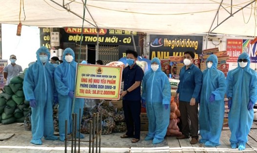 Liên đoàn Lao động Tân Yên (Bắc Giang) cùng Công đoàn công ty TNHH MPlus ủng hộ nhu yếu phẩm. Ảnh: LĐLĐ huyện Tân Yên