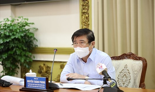 Ông Nguyễn Thành Phong chủ trì cuộc họp sáng 27.5. Ảnh: TTBC