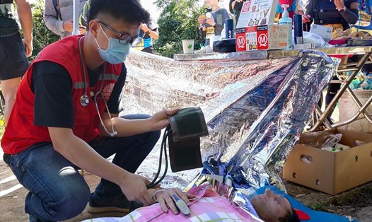 Một runner người nước ngoài phải cấp cứu vì kiệt sức tại giải chạy núi Vietnam Mountain Marathon năm 2020 tại Sapa. Ảnh: Thế Lâm.