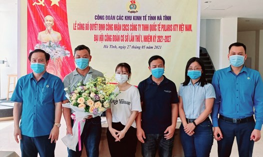 Tặng hoa cho Ban Chấp hành Công đoàn cơ sở Công ty TNHH Quốc tế Polaris KTY Việt Nam. Ảnh: CĐ.