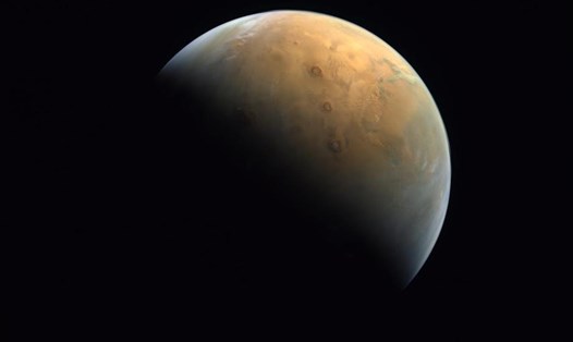 Hình ảnh đầu tiên của sao Hỏa được tàu thăm dò Hope chụp khi đến hành tinh này vào ngày 9.2.2021. Ảnh: EMM