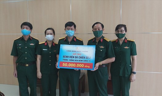 Ban Công đoàn Quốc phòng trao hỗ trợ cho Bệnh viện dã chiến số 2. Ảnh: Ngọc Anh