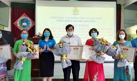 Bà  Đỗ Thị Ninh Hường - Chủ tịch LĐLĐ tỉnh  Quảng Ninh tuyên dương khen thưởng các tổ chuyên môn xuất sắc dịp "Tháng Công nhân" năm 2021. Ảnh: Thanh Hằng