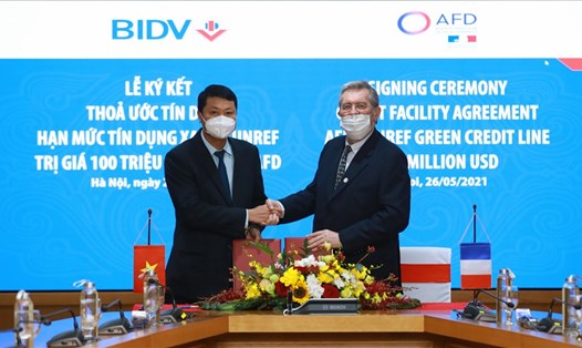 Ông Lê Ngọc Lâm, Tổng Giám đốc BIDV và ông Fabrice Richy - Giám đốc AFD Việt Nam - ký kết Thoả ước tín dụng. Ảnh: BIDV