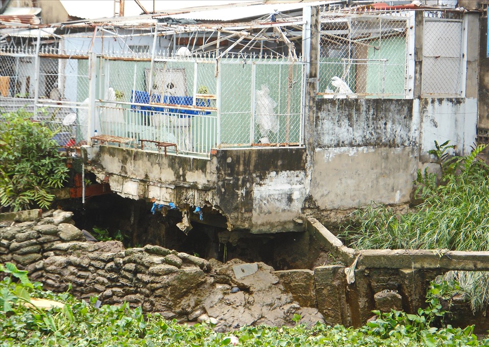 Một ngôi nhà ảnh hưởng bởi sạt lở ở khu vực cầu Giồng Ông Tố (Thành phố Thủ Đức, TPHCM).   Ảnh: Minh Quân