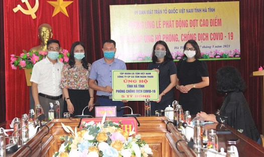 Công ty CP Cá Tầm Ngàn Trươi trao biểu trưng ủng hộ tỉnh Hà Tĩnh 5 tỉ đồng chống dịch. Ảnh: TT.