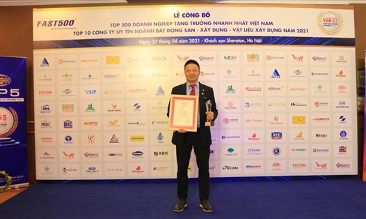 Ông Đặng Minh Phương – Giám đốc Điều hành miền Bắc Saint-Gobain Việt Nam nhận giải thưởng tại lễ vinh danh.