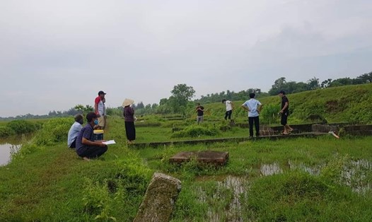 Cơ quan chức năng huyện Tiền Hải (tỉnh Thái Bình) tiến hành khoanh vùng, kiểm đếm, khám nghiệm hiện trường các ngôi mộ bị khoan lỗ. Ảnh: CTV.