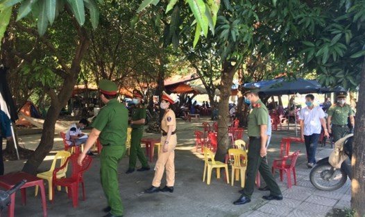 Hàng quán vỉa hè, nơi công cộng trên địa bàn tỉnh Ninh Bình tạm dừng hoạt động từ 0h ngày 28.5 để phòng dịch COVID-19. Ảnh: NT