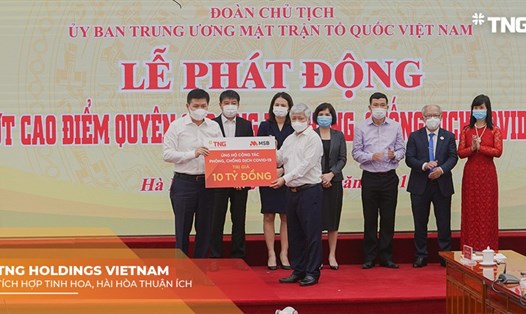 Đại diện Tập đoàn TNG Holdings Vietnam và Ngân hàng MSB đã ủng hộ 10 tỉ đồng cho hoạt động phòng chống dịch COVID-19. Ảnh: TNR