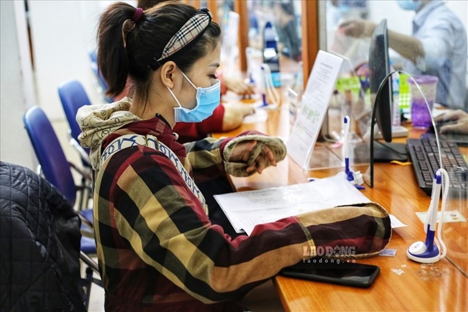 Người lao động làm thủ tục tại các phiên giao dịch việc làm. Ảnh minh hoạ: Lan Như Người lao động làm thủ tục tại các phiên giao dịch việc làm. Ảnh minh hoạ: Lan Như