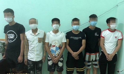 6 thanh niên tụ tập ăn uống giữa lúc dịch bệnh COVID-19 đang bùng phát ở Bắc Giang. Ảnh: CACC.
