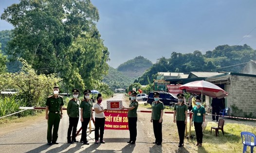 Hội Phụ nữ khối ANND Công an tỉnh Sơn La tặng quà các chốt phòng chống COVID-19 tuyến biên giới. Ảnh: Mạnh Tùng.