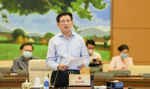 Bộ trưởng Bộ Tài chính Hồ Đức Phớc trình bày báo cáo của Chính phủ về thực hành tiết kiệm, chống lãng phí. Ảnh: Minh Hùng