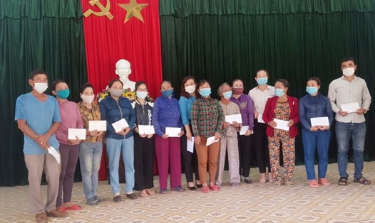 Liên đoàn Lao động huyện Núi Thành ( tỉnh Quảng Nam) tặng quà cho người lao động có hoàn cảnh khó khăn. Ảnh: Thanh Chung