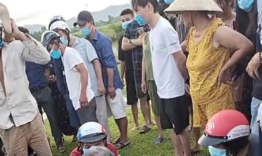 Nhiều người dân xót xa chứng kiến 2 cháu nhỏ chết đuối thương tâm khi đi tắm sông ở xã Phú Phong. Ảnh: TT.