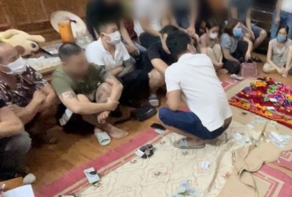 Các đối tượng tụ tập xóc đĩa ăn tiền. Ảnh Công an thành phố Hải Phòng