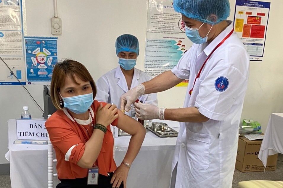 Theo chân cán bộ y tế đi xuyên đêm truy vết COVID-19