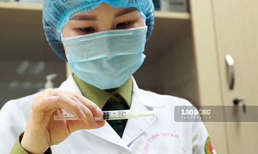 Cán bộ y tế tiến hành tiêm thử nghiệm vaccine COVID-19. Ảnh: Hải Nguyễn