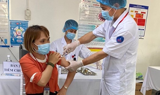 Một nữ công nhân lao động đang được tiêm vaccine COVID-19. Ảnh: T.Quyết