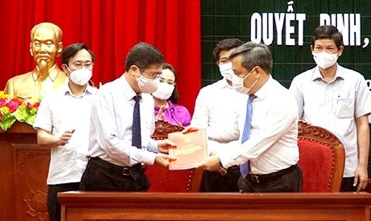 Bí thư Tỉnh ủy Quảng Bình Vũ Đại Thắng (bên phải) trao quyết định bổ nhiệm. Ảnh: LPL