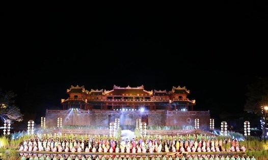 Chương trình "Lễ hội áo dài" trong khuôn khổ Festival Nghề truyền thống Huế tổ chức năm 2019. Ảnh: LĐ.