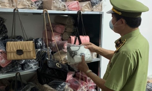 Hơn 300 sản phẩm túi xách, ví nữ nghi giả mạo bị thu giữ. Ảnh Cục QLTT tỉnh Hải Dương