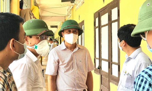 Thứ trưởng Bộ Y tế Nguyễn Trường Sơn đi khảo sát địa điểm cách ly ca mắc COVID-19 không có triệu chứng. Ảnh: Bộ Y tế