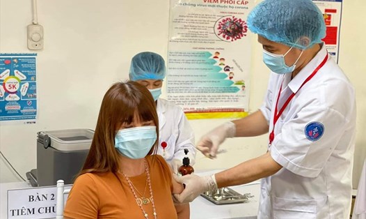 Tiêm phòng vaccine COVID-19 cho công nhân ở Bắc Ninh. Ảnh: Bộ Y tế