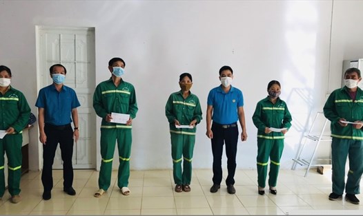 Lãnh đạo Liên đoàn Lao động huyện Tân Lạc tặng quà cho đoàn viên nhân dịp Tháng Công nhân và Tháng hành động về An toàn vệ sinh lao động. Ảnh: Bạch Tuyết