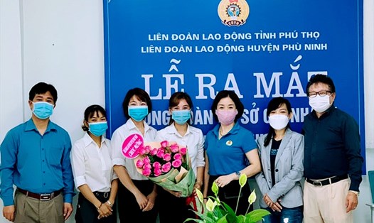 Lãnh đạo Liên đoàn Lao động huyện Phù Ninh trao quyết định thành lập Công đoàn cơ sở; lãnh đạo doanh nghiệp tặng hoa chúc mừng Ban chấp hành Công đoàn cơ sở Chi nhánh Công ty TNHH kỹ thuật S.U.N.N.Y. Ảnh: Công Tuấn