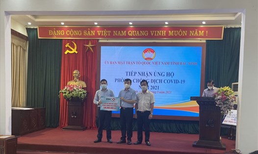 BIC ủng hộ 100 triệu đồng cho Ủy ban Mặt trận Tổ quốc tỉnh Bắc Ninh…  Ảnh: BIC