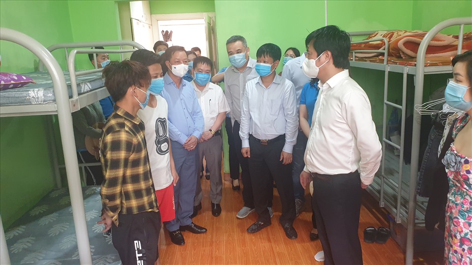 Chủ tịch UBND tỉnh Quảng Ninh Nguyễn Tường Văn thăm, kiểm tra công tác phòng, chống dịch cho công nhân ở KCN Hải Yên, TP.Móng Cái. Ảnh: Nguyễn Hùng