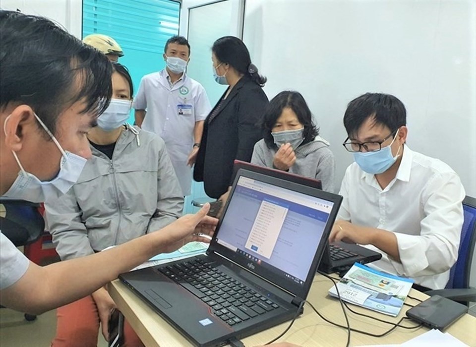 Cán bộ BHXH Việt Nam hướng dẫn người dân cài đặt ứng dụng VssID - BHXH số. Ảnh: H.A Cán bộ BHXH Việt Nam hướng dẫn người dân cài đặt ứng dụng VssID - BHXH số. Ảnh: H.A