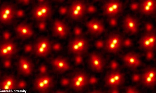 Các nhà nghiên cứu ở Mỹ đã phá kỷ lục về hình ảnh có độ phân giải cao nhất từng được chụp từ các nguyên tử riêng lẻ, tạo ra một bức ảnh được phóng to khoảng 100 triệu lần. Ảnh: Đại học Cornell