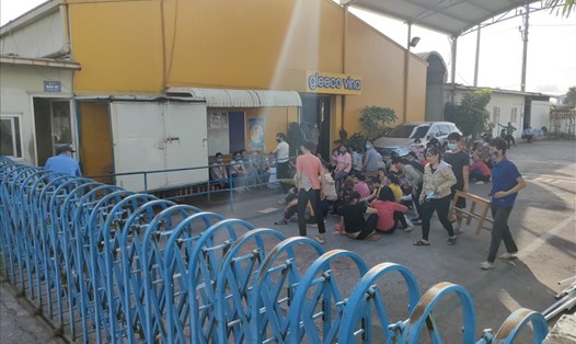 Người lao động có mặt tại Công ty Gleeco (Hải Phòng) chiều 28.5, chờ đối thoại với doanh nghiệp. Ảnh Mai Dung