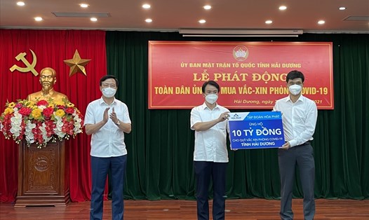 Đồng chí Phạm Xuân Thăng, Ủy viên Trung ương Đảng, Bí thư Tỉnh ủy, Chủ tịch HĐND tỉnh Hải Dương chứng kiến các doanh nghiệp trao tặng tiền ủng hộ mua vaccine. Ảnh CTV