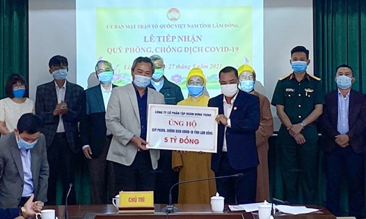 Sáng 27.5, Tập đoàn Hưng Thịnh cũng đã trao tặng 5 tỉ đồng cho Quỹ phòng, chống COVID-19 tỉnh Lâm Đồng.