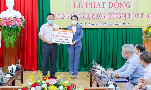 Ông Nguyễn Hữu Sang – đại diện Tập đoàn Hưng Thịnh trao tặng 50.000 liều vắc-xin phòng, chống Covid-19 cho tỉnh Bình Định