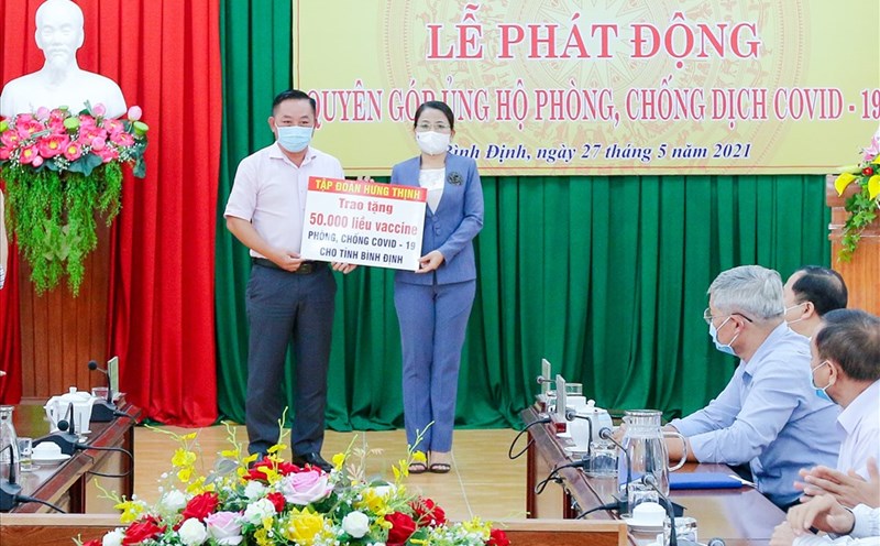 Ông Nguyễn Hữu Sang – đại diện Tập đoàn Hưng Thịnh trao tặng 50.000 liều vắc-xin phòng, chống Covid-19 cho tỉnh Bình Định