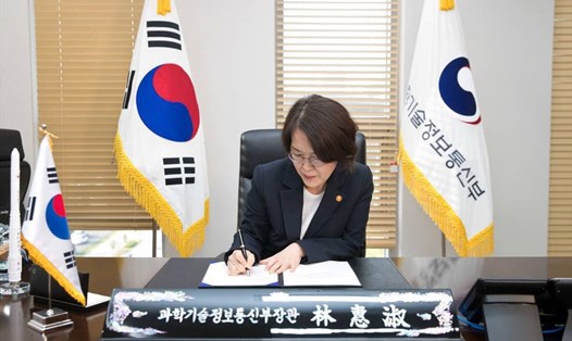 Bộ trưởng Khoa học và CNTT-TT Hàn Quốc Lim Hyesook ký Hiệp định Artemis tại Seoul ngày 24.5. Ảnh: Bộ Khoa học và CNTT-TT Hàn Quốc