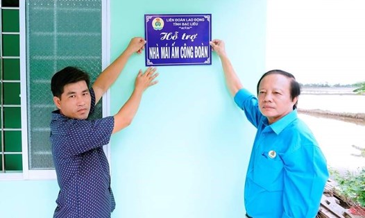 Chủ tịch LĐLĐ tỉnh Bạc Liêu Nguyễn Văn Khanh trao nhà MACĐ cho đoàn viên. Ảnh: Lộc Tới
