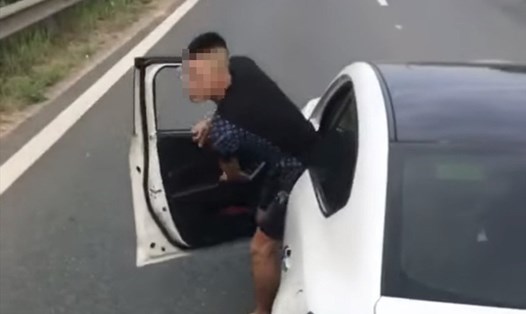 Tài xế T dừng xe trên đại lộ Thăng Long để giải quyết mâu thuẫn với người lái xe tải. Ảnh: CACC