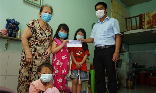 Quỹ Tấm lòng Vàng Lao Động trao tiền hỗ trợ cho 4 bà cháu đáng thương.