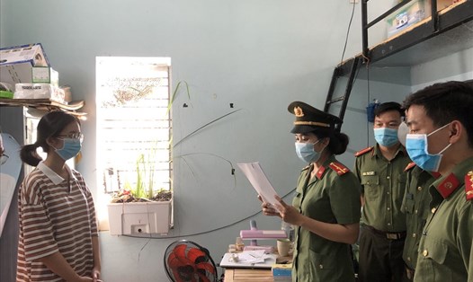 Công an đọc lệnh bắt tạm giam Phan Thị Thảo Ly. Ảnh: CACC