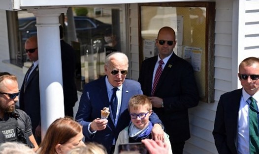 Tổng thống Mỹ Joe Biden gặp gỡ người dân trước một cửa hàng kem ở Cleverland, Ohio hôm 27.5. Ảnh: AFP