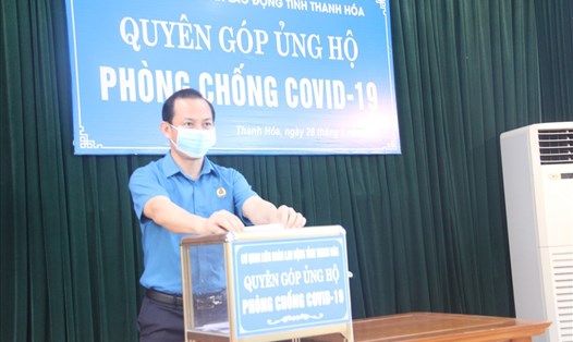 Ông Võ Mạnh Sơn - Chủ tịch LĐLĐ tỉnh Thanh Hoá ủng hộ Quỹ phòng, chống COVID-19. Ảnh: X.H