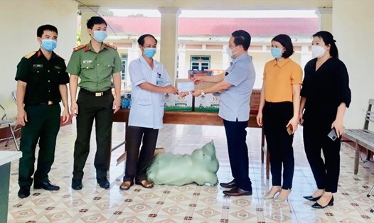 Lãnh đạo LĐLĐ huyện Lạc Thủy tặng quà cho cán bộ chiến sĩ và các lực lượng làm nhiệm vụ tại khu vực cách ly phòng, chống dịch COVID-19. Ảnh: Bạch Tuyết