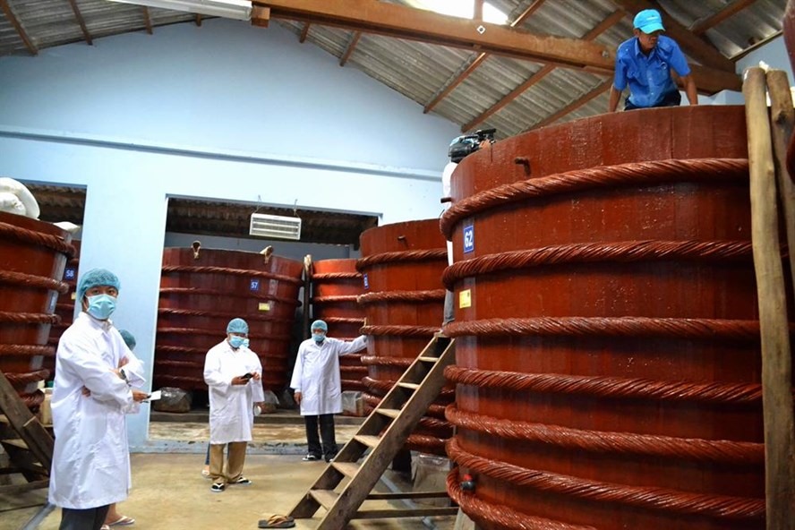 Nước mắm là đặc sản nổi tiếng của thành phố Phú Quốc. Ảnh: LĐO